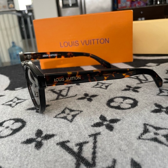 Louis Vuitton Black and Gold Sunglasses - Picture 4 of 11